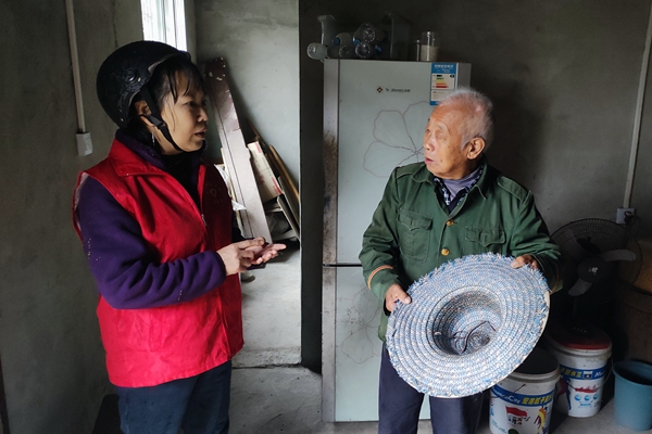 上門進行安全宣傳工作。劉建貴攝