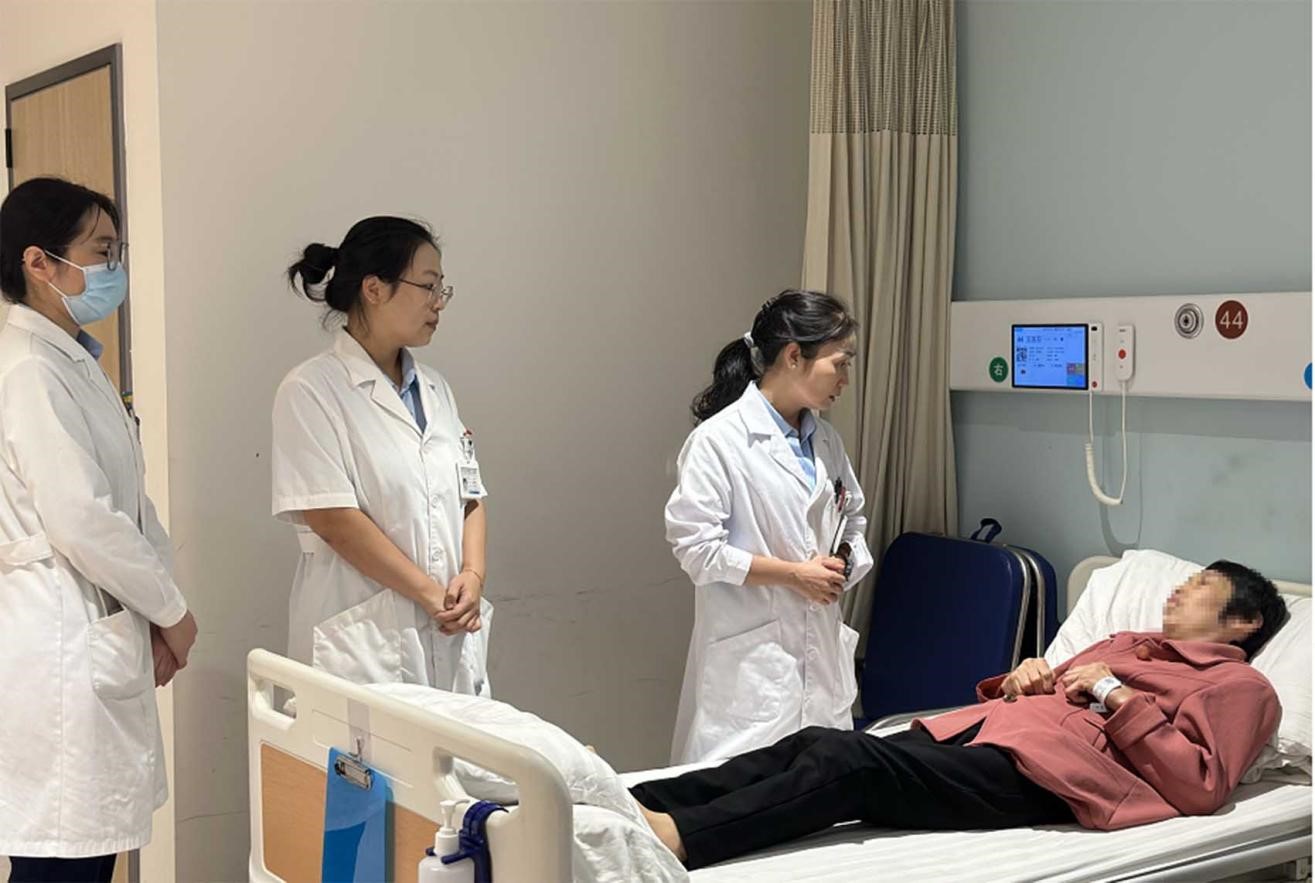 周曉虹到病房看望趙阿姨。重慶南坪愛爾眼科醫院供圖