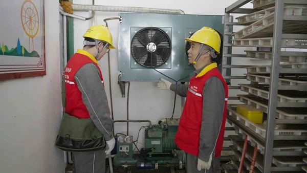 電力工人對烘干房用電設備進行安全檢查。國網重慶永川供電公司供圖