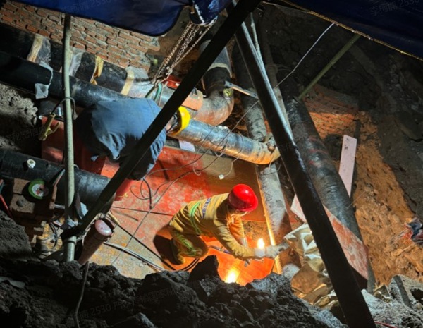 施工人員連夜碰口施工。重慶燃氣集團供圖