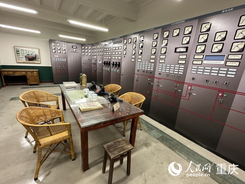 上世紀七十年代涼亭變電站主控制室場景。人民網記者 劉政寧攝
