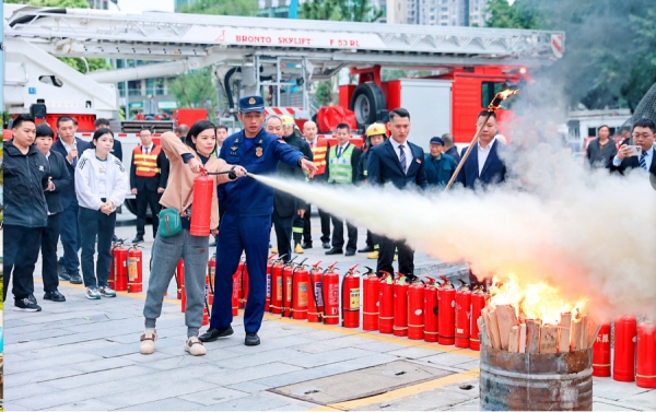 消防演練。大石壩街道供圖