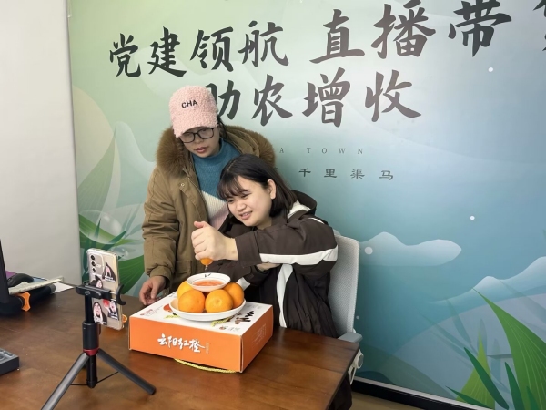 直播帶貨助農增收。渠馬鎮供圖