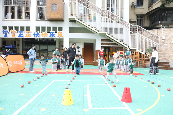 蒙正幼兒園開展豐富的室外活動。付軍攝