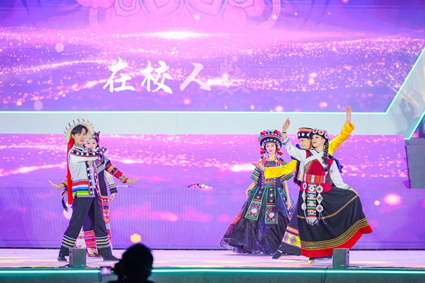 《民族服飾走秀》。重慶對外經貿學院供圖