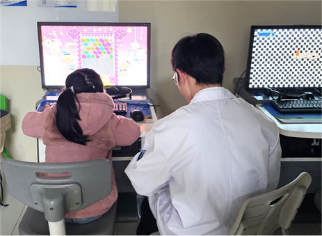 弱視訓練現場。重慶愛爾兒童眼科醫院供圖