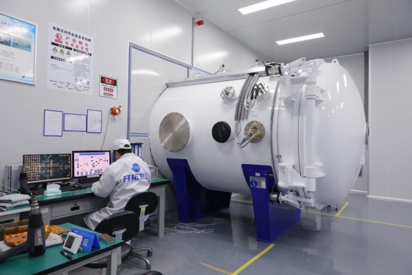 11月28日，開拓衛星工作人員正在監控熱真空試驗設備狀態。袁巧攝