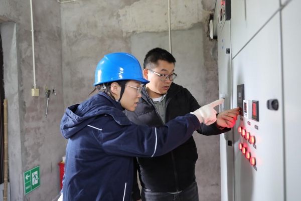 11月28日，國網重慶綦江供電公司工作人員正在開拓衛星專屬配電房內檢查無功補償裝置。袁巧攝