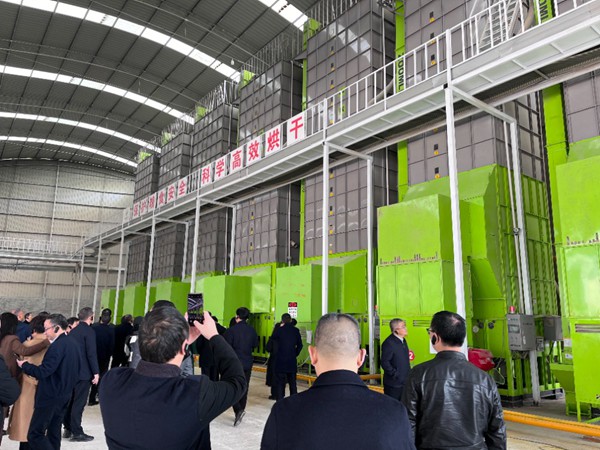 參會人員參觀銅梁區太平鎮團碾村為農服務站。記者 栗園園 攝