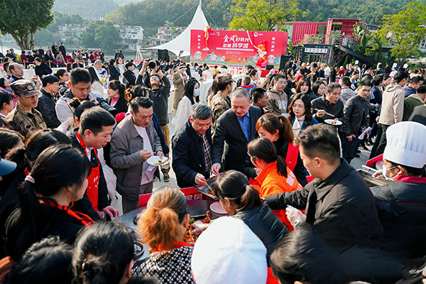評委們對金鳳烤羊示范店進行評選。主辦方供圖