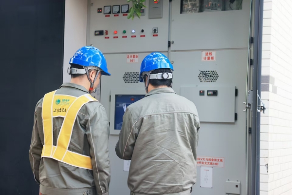 相關工作人檢查設備。大足區委宣傳部供圖