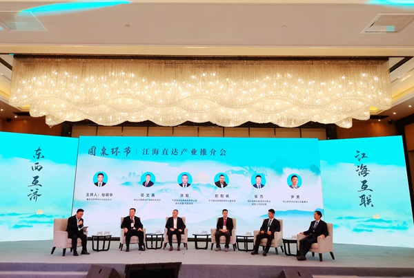 圓桌會議。張艷攝