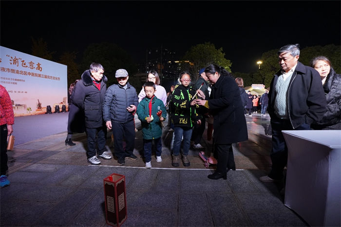 渝北區中醫藥夜市吸引民眾。李瑞琦攝