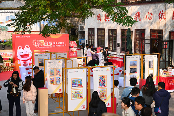 活動現場，市民駐足觀看公益畫作。招行重慶分行供圖