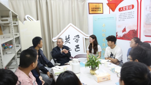 “共學社區接待日”回應學生訴求。重慶工商大學供圖