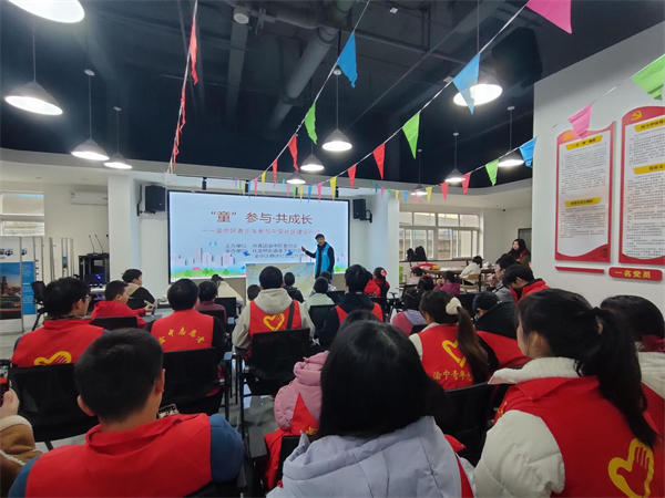 志愿者們向青少年介紹巡訪內容。秦剛攝