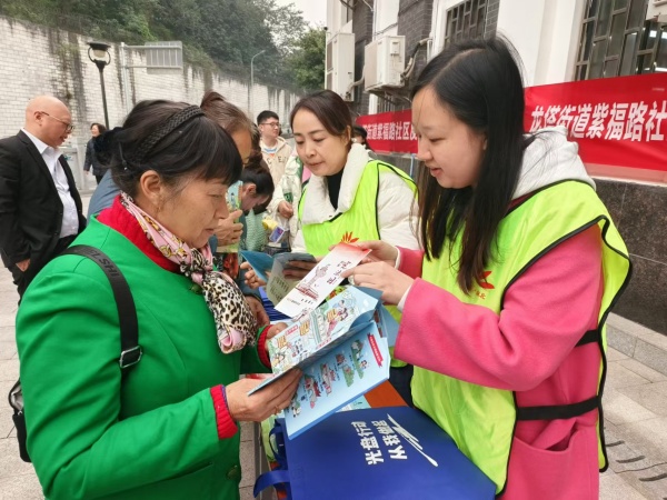 社區工作人員和志愿者解答群眾問題。鄧怡攝