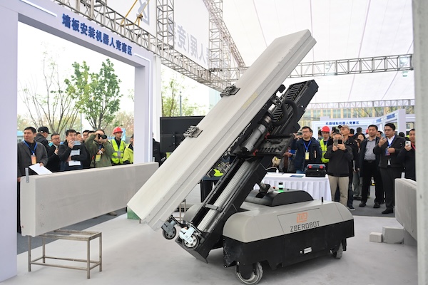墻板安裝機器人競賽區。鄒樂攝