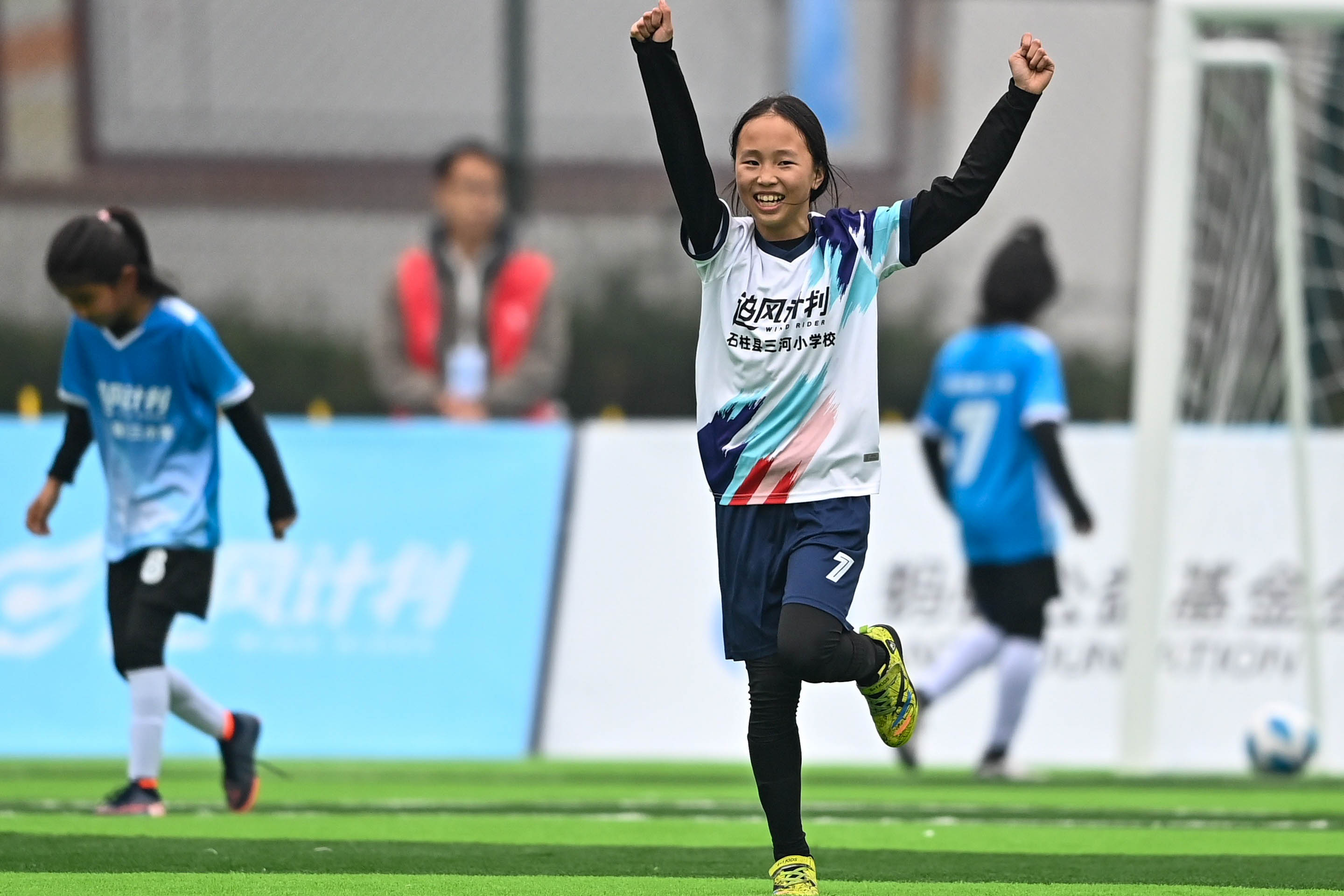 隊友陳熠馨慶祝進球。吳汪洋攝