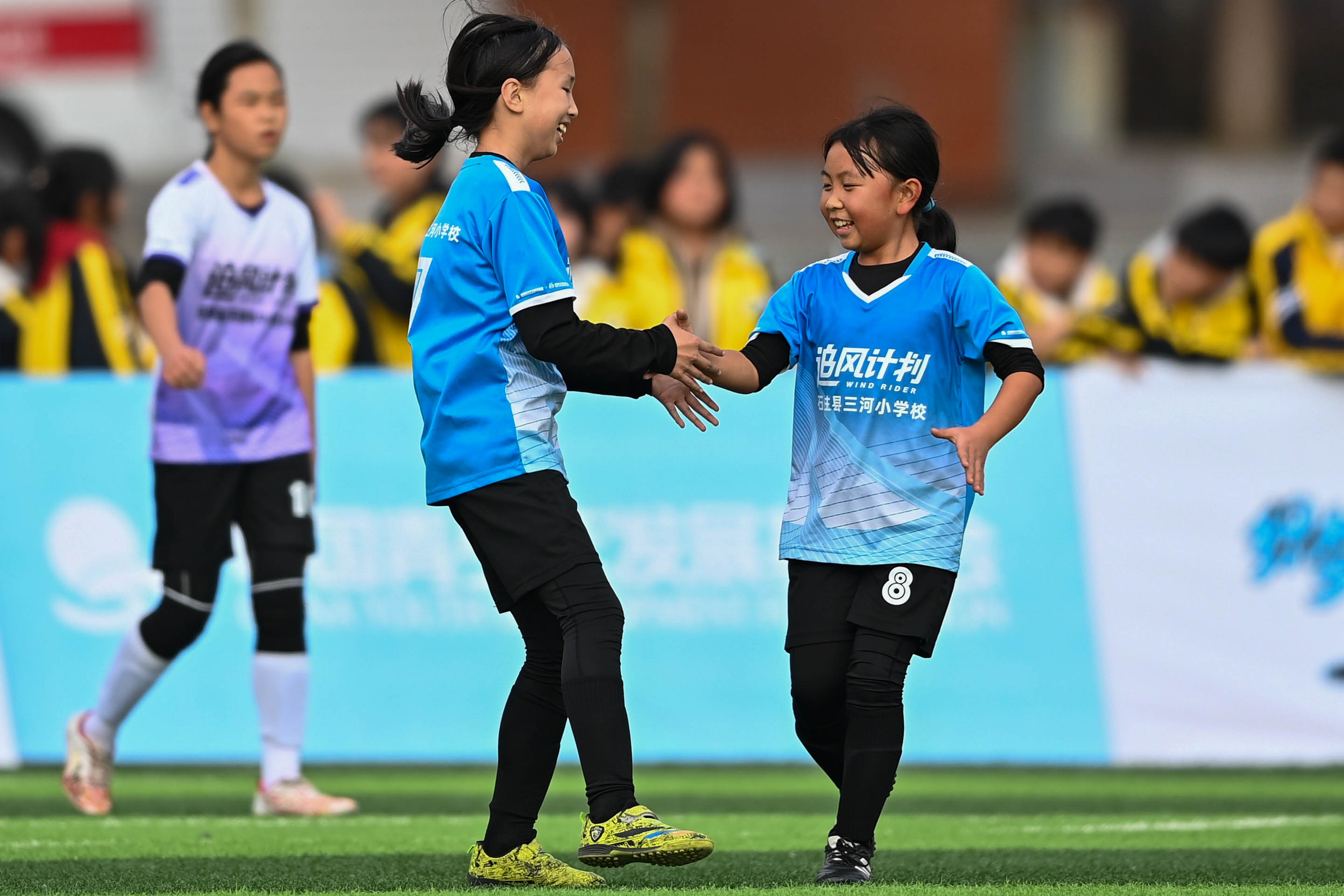 半決賽時，陳熠馨和藺文婧（小蘋果）慶祝！吳汪洋攝