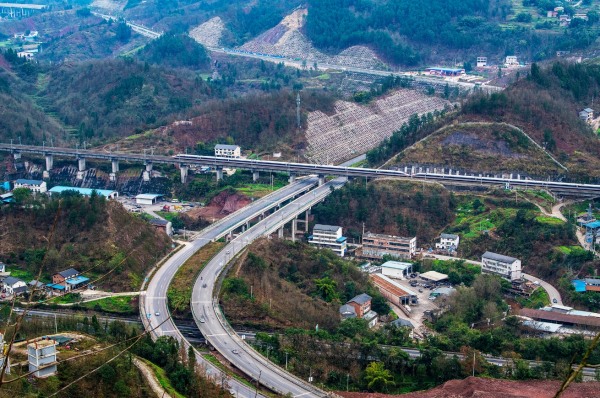 渝貴鐵路和渝黔高速公路復線交錯而過。胡光銀攝