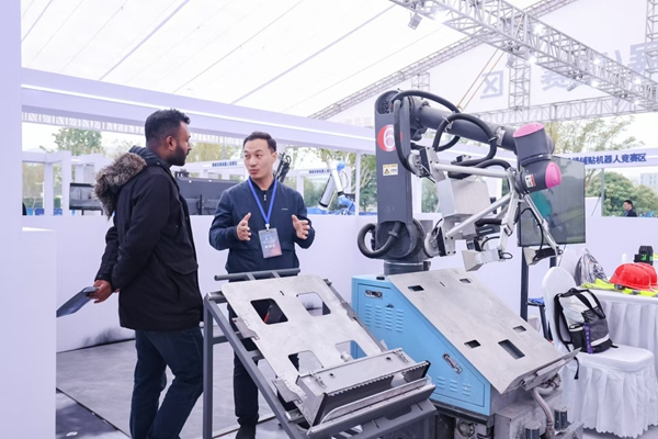 地磚鋪貼機器人P900。受訪者供圖