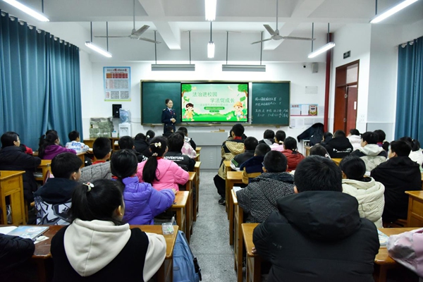 奉節縣稅務人員走進夔州小學開講普法課。蔡仲垚攝