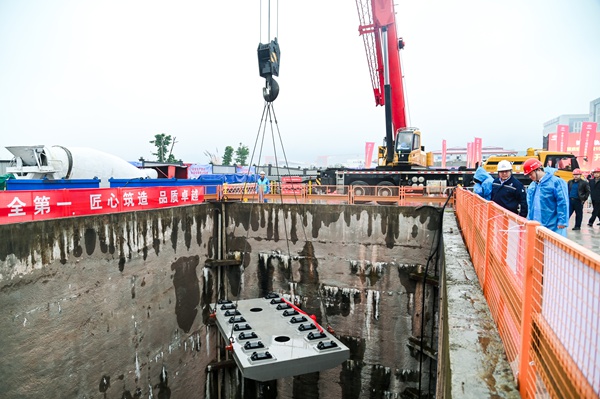 重慶軌道交通15號線二期首塊預制軌道板順利起吊下井。重慶交通開投集團供圖
