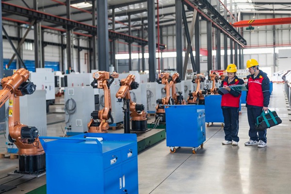 國家電網重慶電力（永川）紅巖共產黨員服務隊隊員在重慶廣數機器人有限公司開展安全檢查。國網重慶永川供電公司供圖