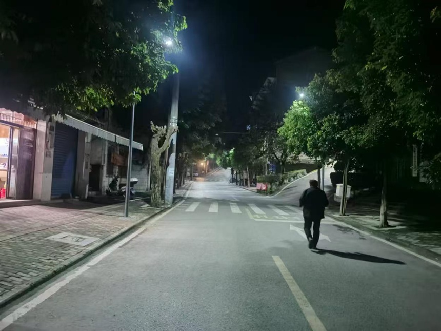 更換新路燈方便居民出行。陶俊舟攝