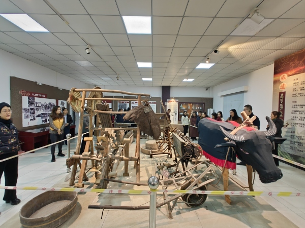 參觀向義鎮村史館。曾慶川攝