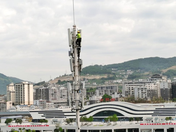 重慶移動網絡優化人員進行云陽高鐵站前廣場站點優化作業。重慶移動供圖