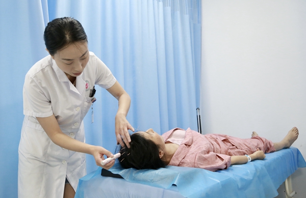 中醫師為失眠患者做針灸治療。曾英豪攝