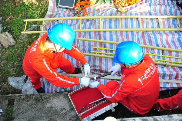 國網重慶奉節供電公司員工準備安全工器具。楊崳杰攝