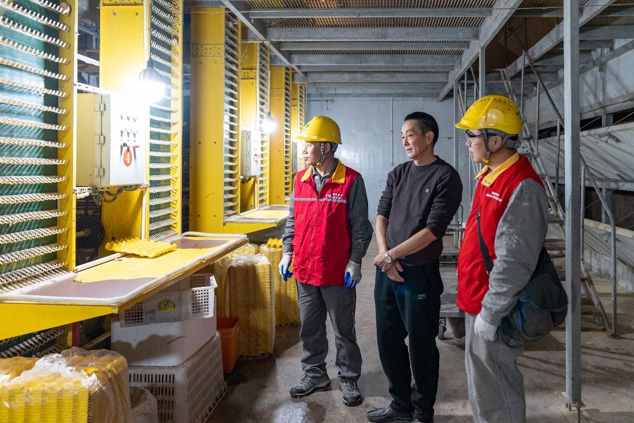 電力員工詳細了解企業的用電需求。國網重慶永川供電公司供圖