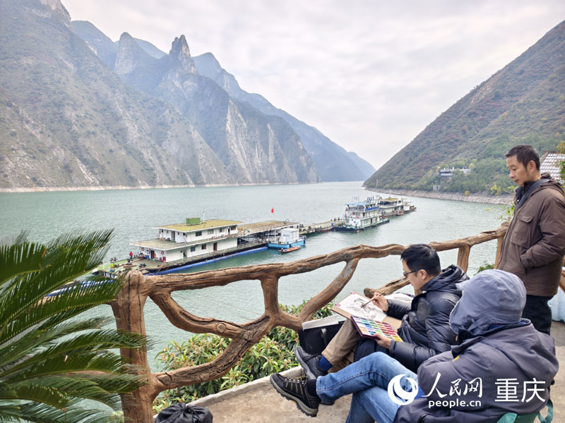 藝術家們在巫峽神女峰對岸創作采風。人民網 陳琦攝
