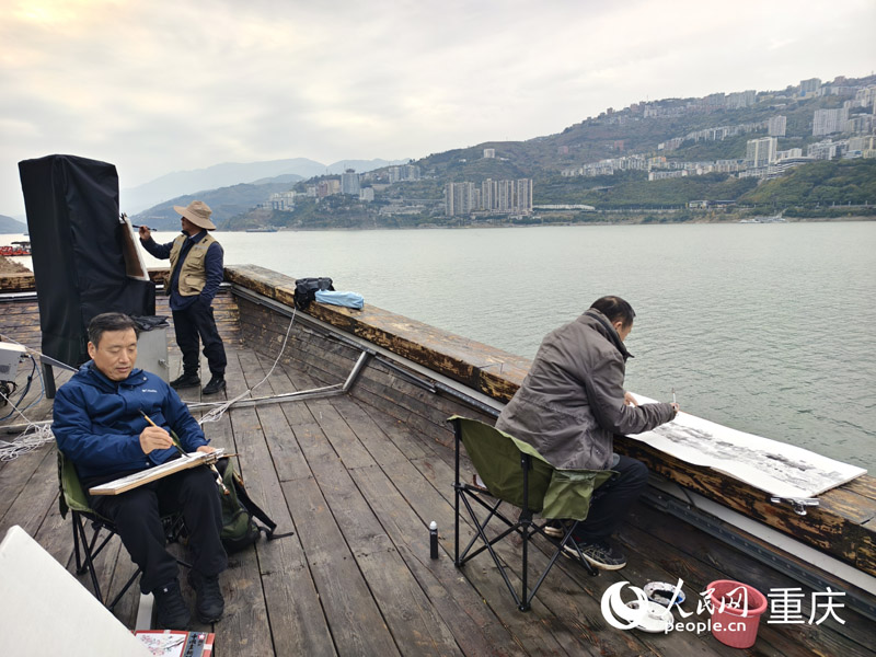 藝術家們在巫山三峽里·竹枝村創作采風。人民網 陳琦攝