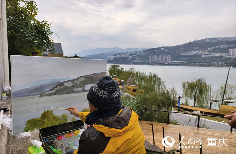 藝術家們在巫山三峽里·竹枝村創作采風。人民網 陳琦攝