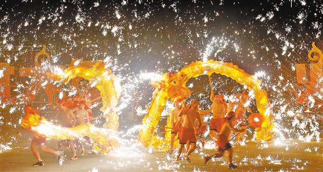 銅梁區玄天湖龍舞廣場，銅梁龍在漫天火花中飛舞。記者 羅斌 攝/視覺重慶（本組圖片均為本報資料圖片）