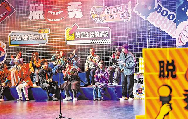 梁平木版年畫國家級傳承人徐家輝在雕刻印制年畫。特約攝影 劉輝/視覺重慶