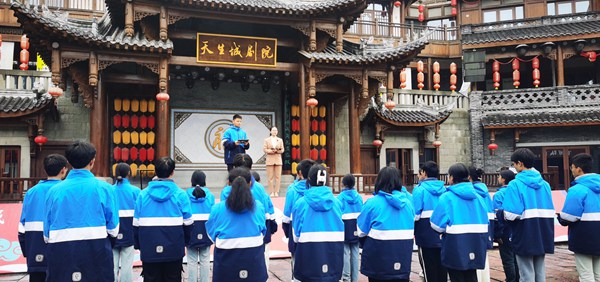 同學們利用AI工具“文樞學伴”研學。受訪單位供圖