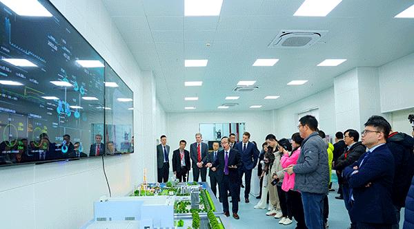 參觀康明斯中國微電網創新中心?？得魉构﹫D