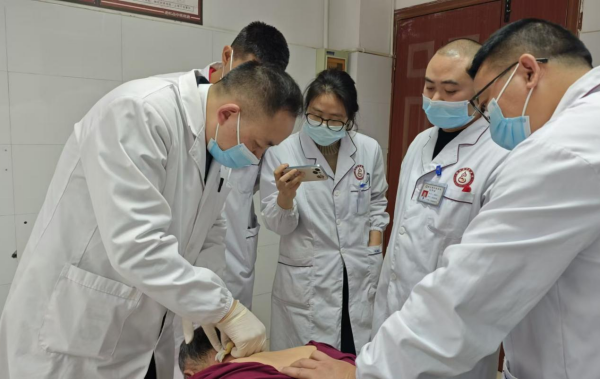 王吉龍（左一）在綏江縣中醫院現場教學。