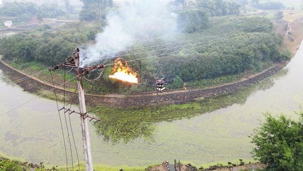 無人機噴火清障。國網重慶永川供電公司供圖