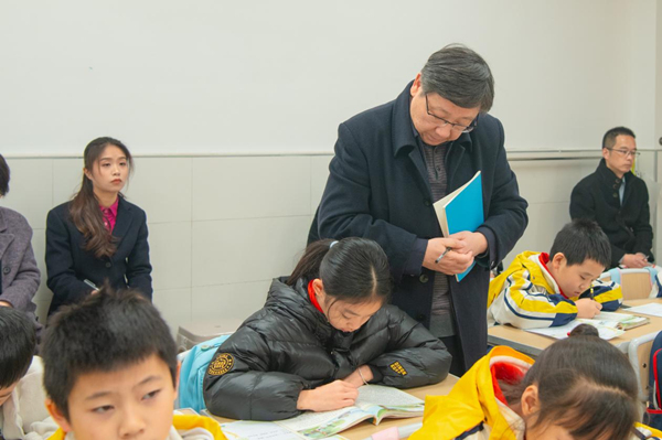 專家深入課堂觀摩詳情。華新實驗小學教育集團供圖
