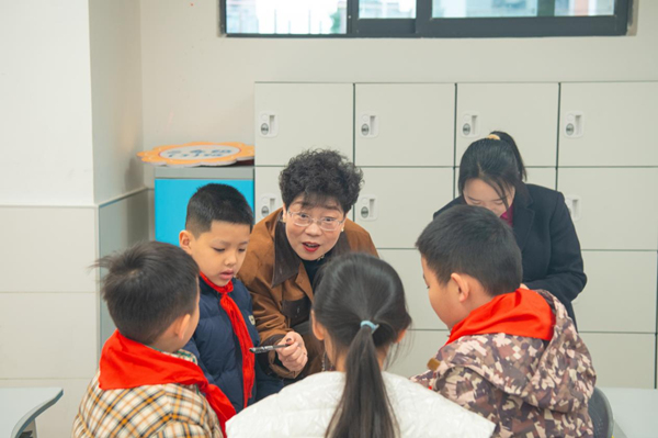 專家深入課堂觀摩詳情。華新實驗小學教育集團供圖