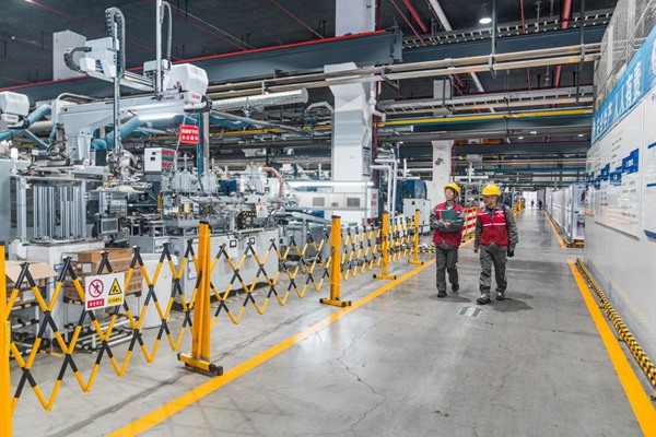 電力員工對企業用電情況進行安全檢查。國網重慶永川供電公司供圖