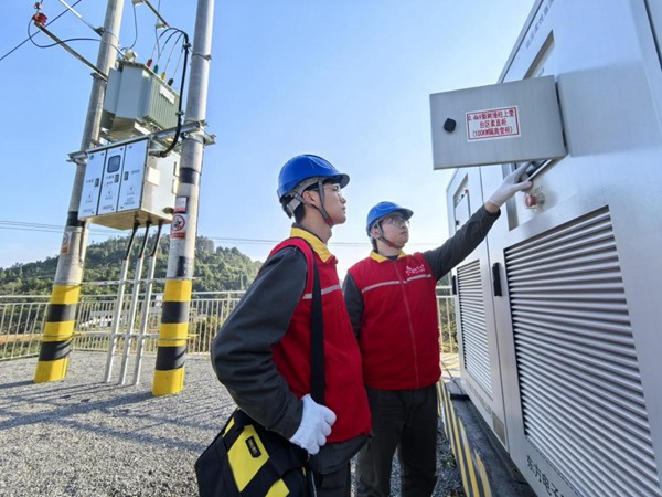 國網重慶北碚供電公司員工在北碚區中華村檢查臺區柔性直流互聯和臺區光儲并網一體設備運行情況。張強攝