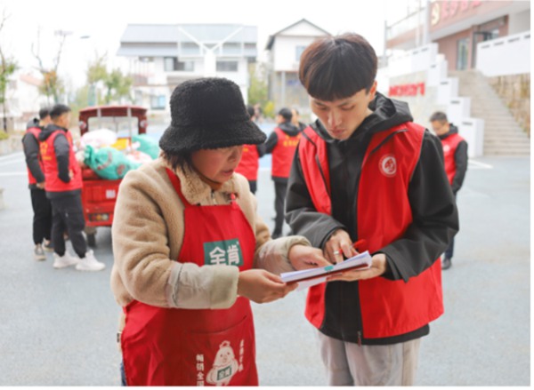 長沙村新時代文明實踐站，志愿者們幫村民搬卸貨物。 三峽水務公司供圖