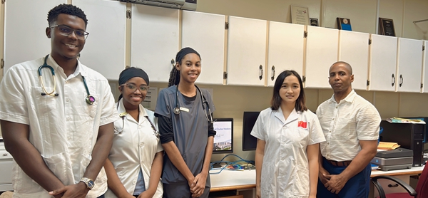 饒茂華對西印度大學醫學生進行帶教培訓。重慶醫科大學附屬第二醫院供圖